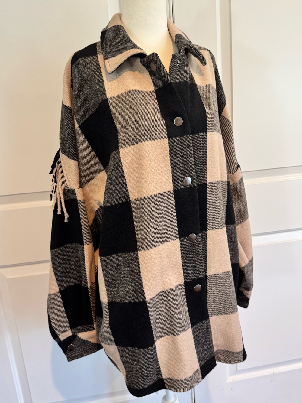 Women’s Steve Madden Checked Button-Front Shacket in Beige and Black size large